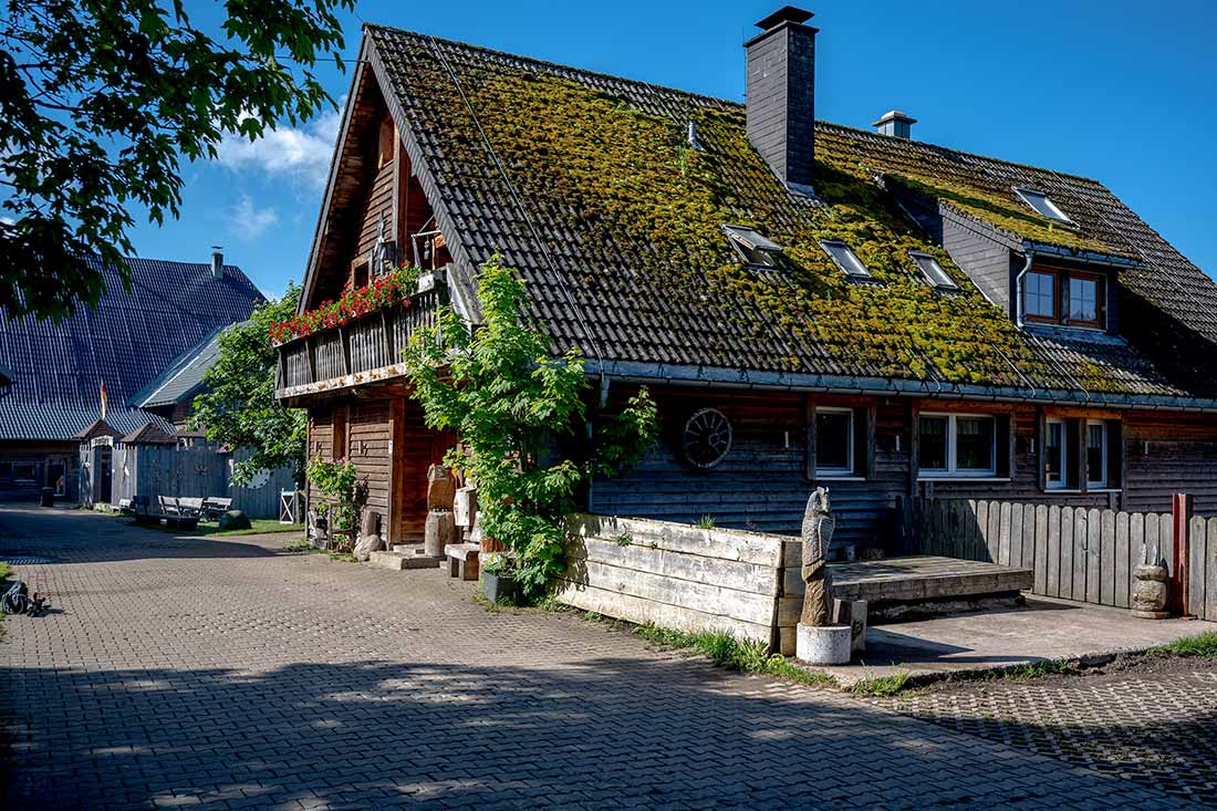 Unser umweltbewusst bewirtschafteter Bauernhof ist fast ausschließlich mit nachhaltig erwirtschaftetem eigenen Holz ausgestattet.