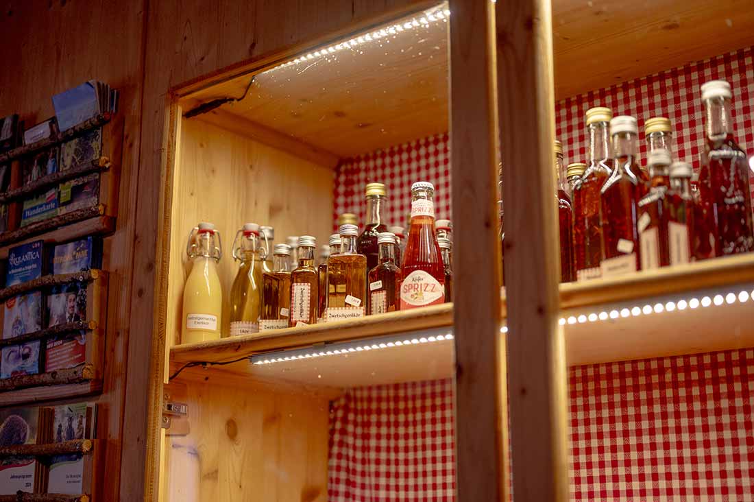 Genießen Sie unsere selbst gemachten Marmeladen, Liköre und andere eigene Produkte.