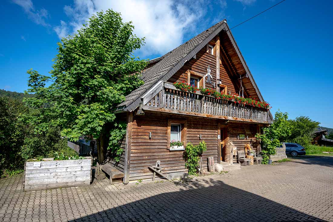 Im Zuge der planmäßigen Besiedlung des Schwarzwaldes im 12. Jahrhundert entstand, eingebettet in die raue und zugleich stille Landschaft, auch der Farnbauernhof.
