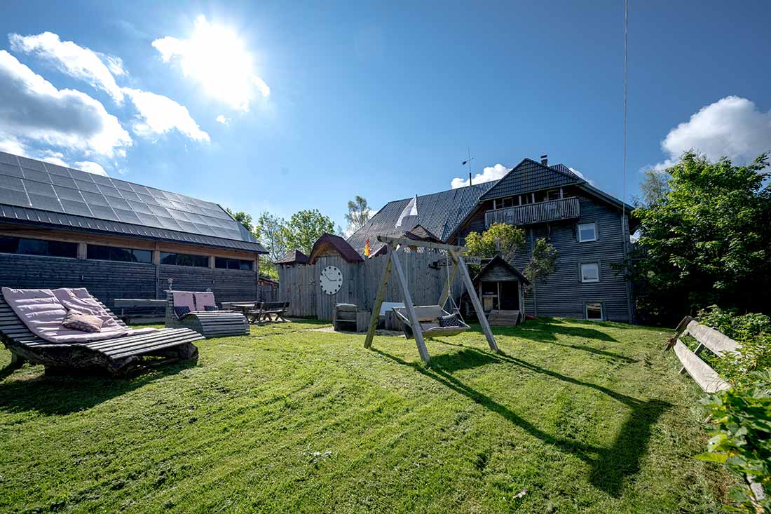 Die Naturflächen direkt am Hof sind für die Anforderungen und Bedürfnisse nachhaltiger Familienferien bestens präpariert.