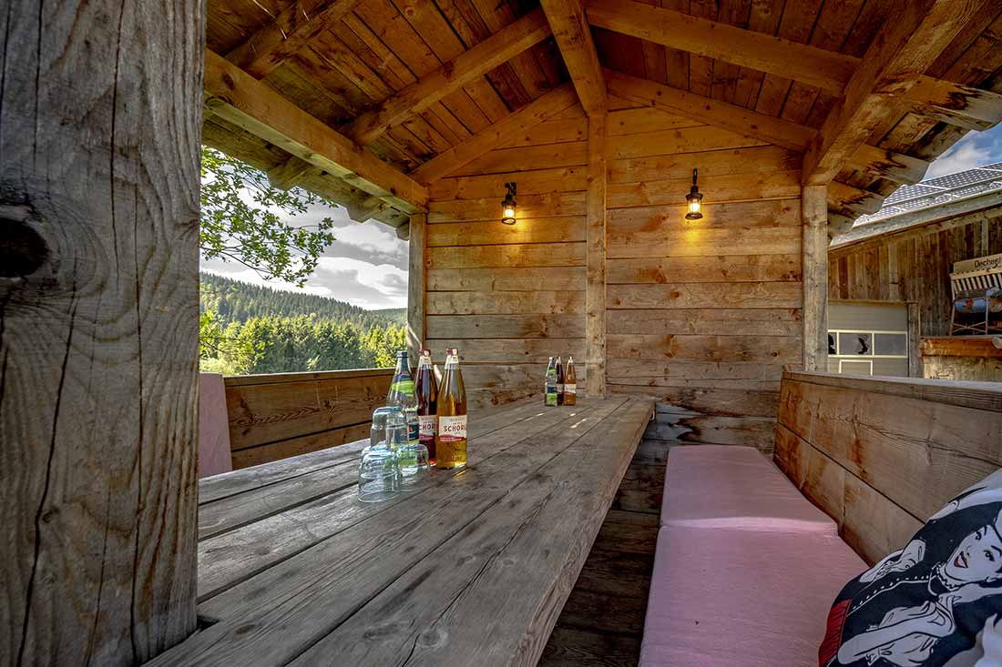 Um das Leben und den Urlaub hier oben herrlich im Freien zu genießen und fröhlich beisammen zu sein, haben wir für zahlreiche gemütliche Sitzgelegenheiten auf unserem Gelände gesorgt.