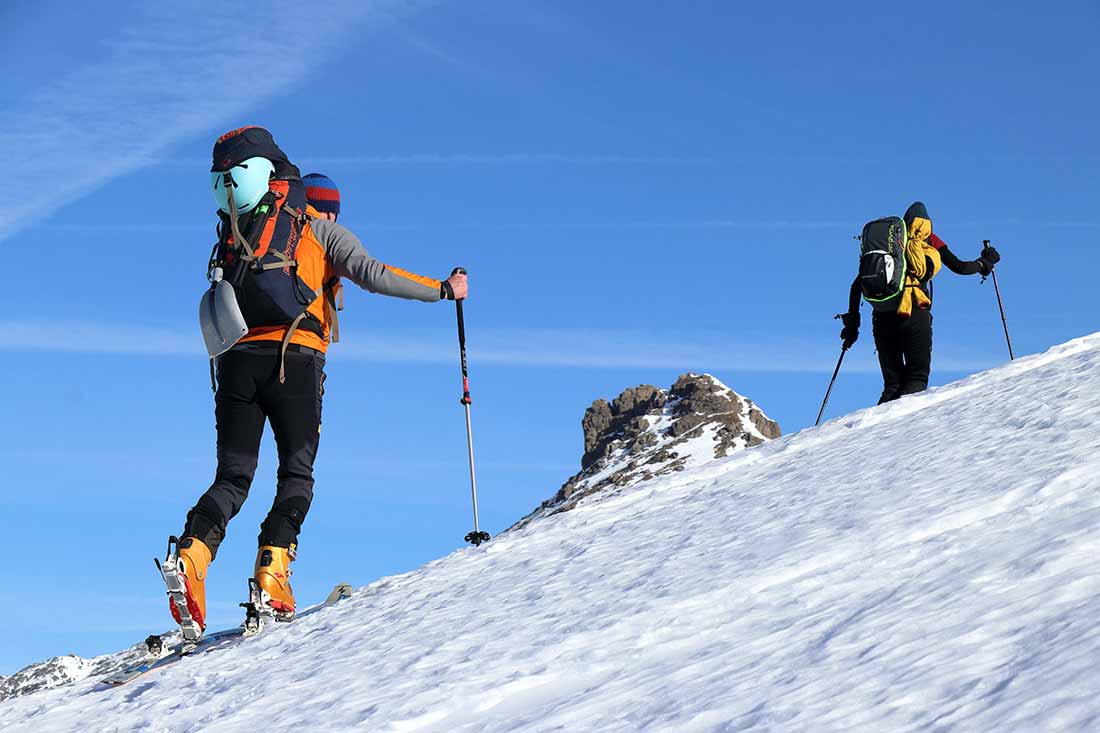 Der Winter im Schwarzwald bietet tolle Bedingungen und Sportmöglichkeiten wie Schlittenfahren, Ski alpin, Langlauf, Skitouren, Schneeschuhwandern und sogar Skispringen und Biathlon für Schneebegeisterte.